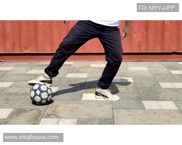 足球巨星惊现街头 引发市民热议与疯狂围观